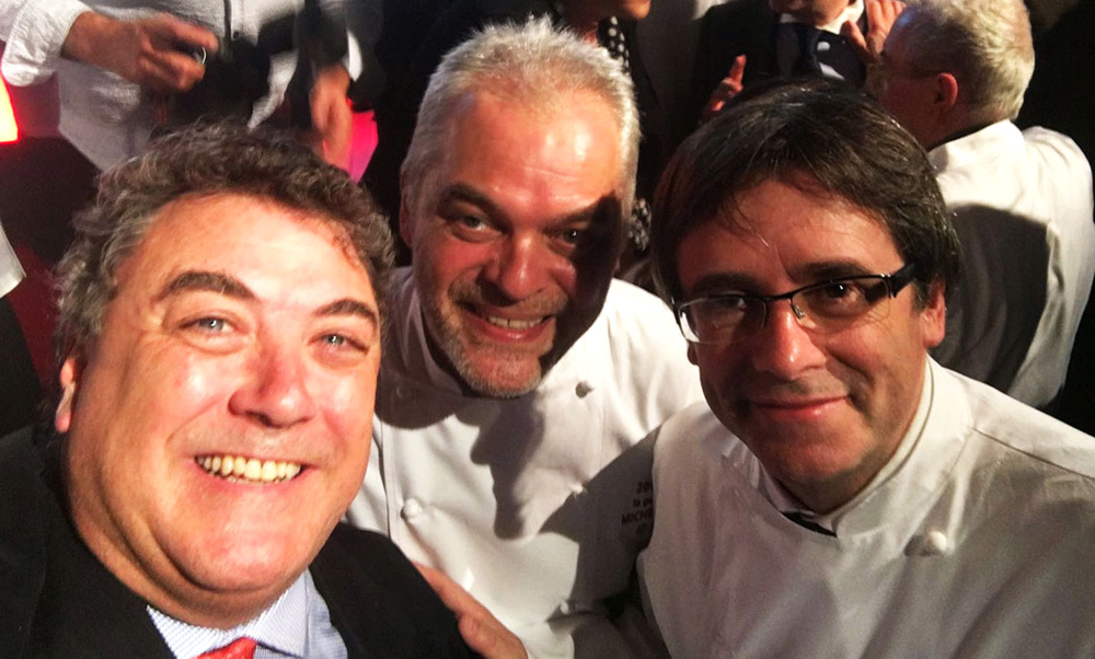L'acadèmic Paco de la Rosa, el xef Xavier Pellicer i el president Carles Puigdemont, durant la presentació de la Guia Michelin 2017